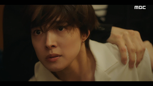 "나 유괴범 아니에요!"…다빈(심혜연)의 유괴범으로 몰려 체포된 애리(이세영) 클립 이미지