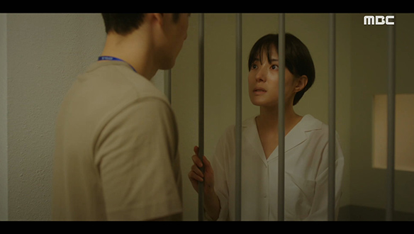 "10시 33분에 딱 한 통화만!"…유치장 안에서 서진(신성록)과 통화할 기회 얻어내는 애리(이세영) 클립 이미지