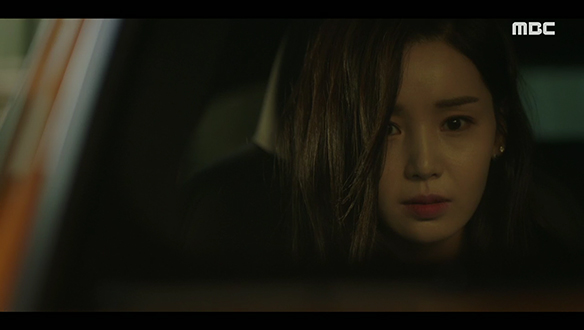 "대체 뭐가 있다는 거야" 인형을 분해하는 현채(남규리) 클립 이미지