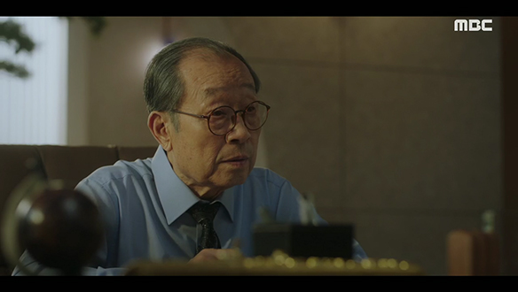 "빚이 많다.." 서진(신성록)에게 유가족에 대한 안타까운 마음을 내비치는 서일(신구) 클립 이미지