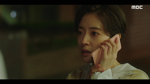 "당장 찾아야 돼" 발신번호표시제한으로 전화 온 엄마(황정민)에 이상함을 느낀 애리(이세영)  클립 이미지