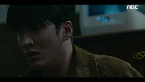 "나였어.." 서진(신성록)의 전화를 대신 받고 자기 자신과 통화하게 된 도균(안보현) 클립 이미지