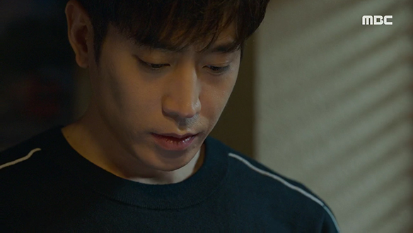 "내 걱정 말고.." 문자를 썼다 지웠다 망설이는 아람(유인나)과 지훈(문정혁) 클립 이미지