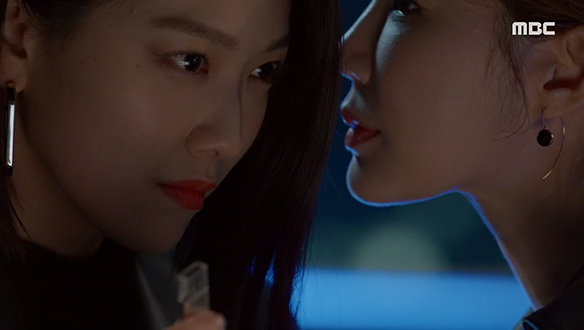 "김동택 돈을 못 벌게 만들 순 있을 겁니다" 김동란(이주우)에게 USB를 넘기는 아람(유인나)  클립 이미지