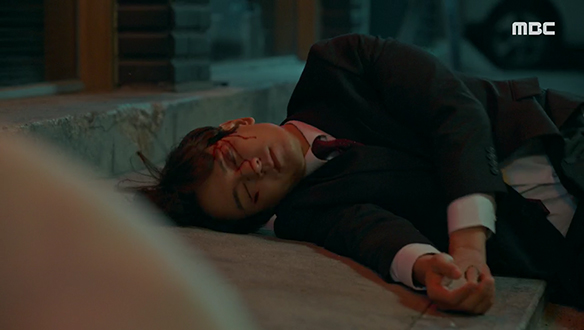 돌진하는 자동차! 아름(유인나)을 대신해 사고 나는 데릭(임주환)  클립 이미지