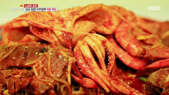 화끈하게 양념한 돼지 뼈와 해산물의 완벽한 궁합! '해물 뼈찜'