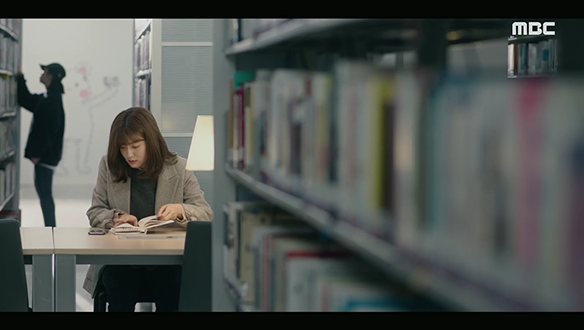 웹툰을 통해서 메세지가 책의 문구임을 발견한 가현(남지현) [10회]