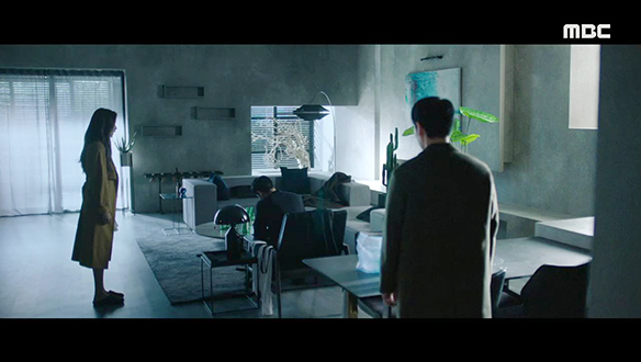 지난밤 하진(문가영)에게 모질게 대한 걸 후회하는 정훈(김동욱) 클립 이미지