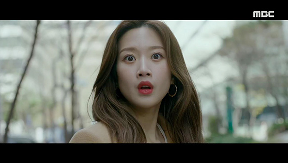 하진(문가영)과 하경(김슬기)을 위협하는 정체불명의 오토바이 클립 이미지