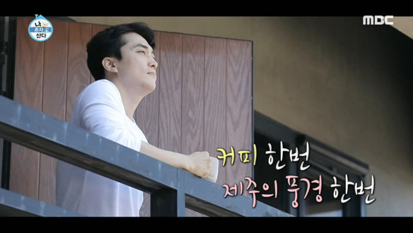 커피 한 잔 할 사람 여기 있어요! 원두도 갈아줄게요! 클립 이미지