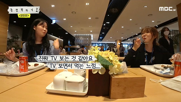 직원들에게 라이브 예능 보여주는 유재석 X 박명수 클립 이미지