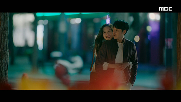 "충분히 행복해도 돼요"…심야 데이트 즐기는 정훈(김동욱)과 하진(문가영) 클립 이미지