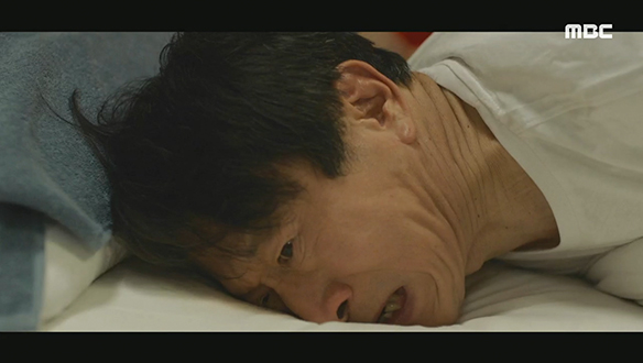 "속이 후련하냐!"…만식(김응수)·열찬(박해진) 간밤에 이불쟁탈전 클립 이미지