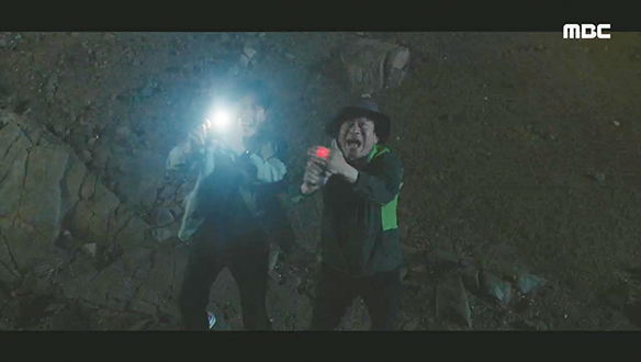 "헬기다!"…돈 없이 섬에 머물게 된 만식(김응수)과 열찬(박해진) 클립 이미지