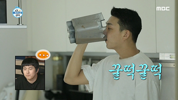 마시고 또 마시고 유아인의 우주인(?)식 아침 식사 클립 이미지