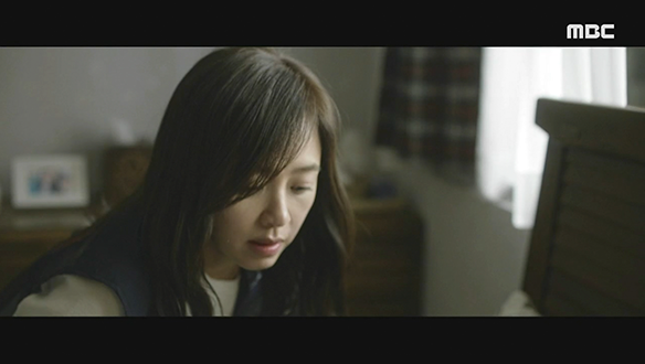 "방 좀 볼게요"…황급히 무언가를 숨기는 궁복(강성연) 클립 이미지