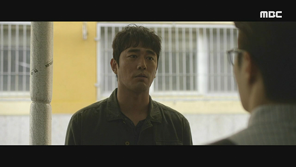 "대가로 뭘 요구하셨어요"…옆자리 선생님 탐문하는 호철(조한선) 클립 이미지