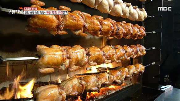 불맛 느껴지는 겉바속촉 통닭구이! 숨겨진 누룽지 또한 별미! '참나무 장작구이 통닭' 클립 이미지