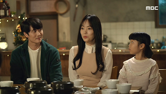 "인사시켜드릴 사람이 있어요"…경수(재희)는 밥집 단골들에게 여자친구(윤아정)를 소개하는데... 클립 이미지