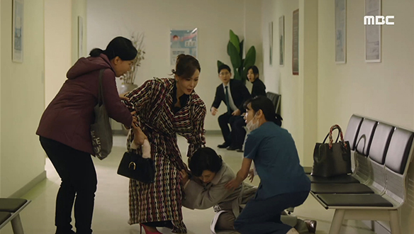 "동서..!"…배를 부여잡고 쓰러진 숙정(김혜옥)을 내팽개치는 민경(최수린) 클립 이미지