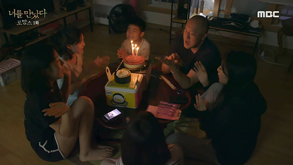 서로를 생각하는 가족들의 시간 클립 이미지