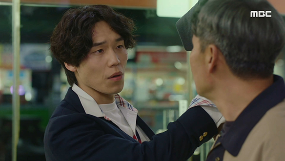 "웬만하면 고객센터로 가시죠"…세진(오영실)의 매장에서 행패 부리는 손님을 내쫓는 오복(조한준) 클립 이미지