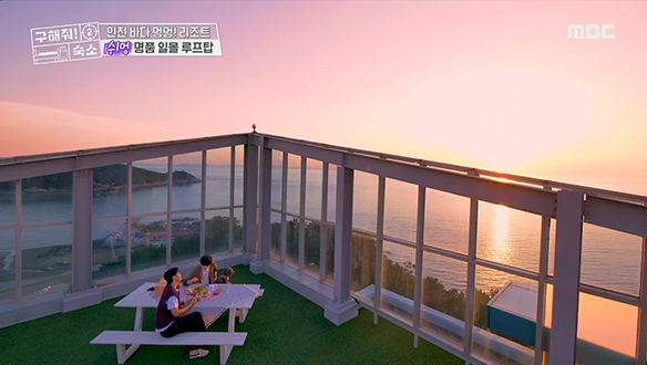 <인천 바다 멍멍! 리조트> 환상 그 자체♥ 루프탑의 일몰+바다 뷰! 클립 이미지