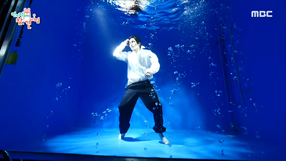 강철사나이 육준서의 역대급 수중 화보 촬영 현장★ 클립 이미지