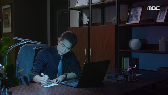 사건에 대해 조사를 하는 윤재민(차서원)