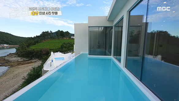 <로맨틱 산토리니 풀빌라> 프라이빗 수영장부터 오션뷰 반신욕까지! 클립 이미지