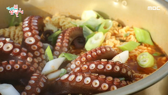 화려한 비주얼의 자연인팀 문어 라면♨