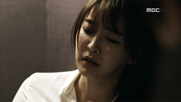 "나 좀 알아달라고"…약에 취한 채 백범(정재영)에게 자신의 아픔을 고백하는 은솔(정유미) 클립 이미지