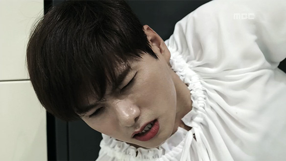 '열혈 형사' 수호(이이경), 마약성분이 담긴 각성제 팔아온 일당들 검거! 클립 이미지