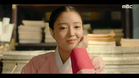 서고에서 필사를 하던 덕임(이세영)은 창 너머 들려오는 이산(이준호)의 서연을 엿듣게 되는데... 클립 이미지