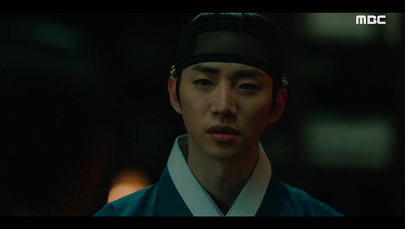 "너는 사람들에게 책을 읽어주면 아니 될 사람이다"…덕임(이세영)을 호되게 꾸짖는 이산(이준호) 클립 이미지