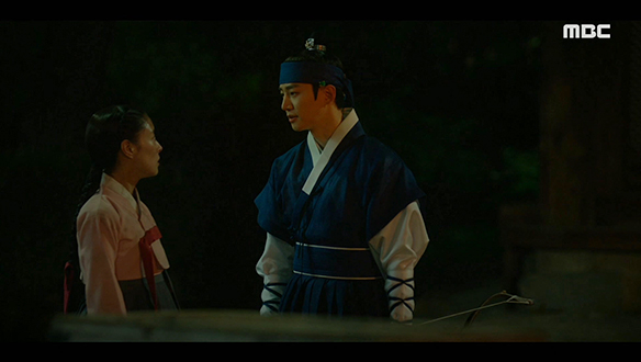 "상한 곳은 없느냐?"…호랑이와 맞닥뜨린 덕임(이세영)을 구하는 이산(이준호) 클립 이미지