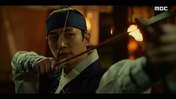 "타위를 시작한다"…동궁의 익위사들과 함께 타위를 행하는 이산(이준호) 클립 이미지