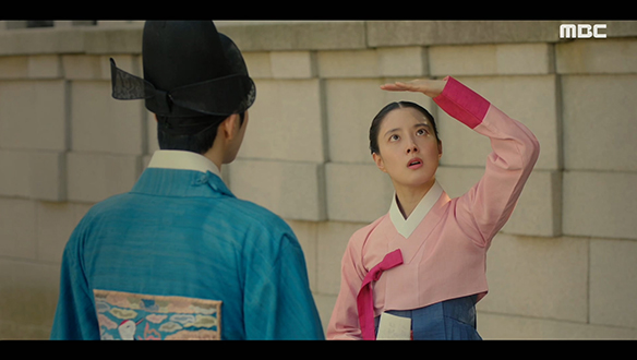 "항아님이 아는 겸사서는 어찌 생겼소?"…우물가에서 마주친 덕임(이세영)과 덕로(강훈)  클립 이미지