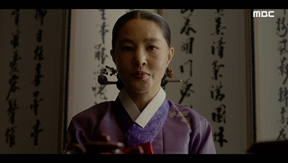 "서두르실 필요는 없습니다"…좌의정 홍정여(조희봉)를 뒤에서 조종하는 제조상궁(박지영) 클립 이미지