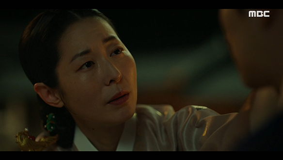 "이 어미는 결코 너만은 잃지 않을 게야"…아들 이산(이준호)의 안위를 염려하는 혜빈 홍씨(강말금) 클립 이미지