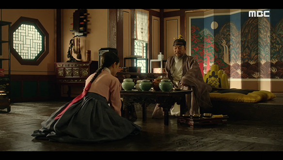 "왜 100냥을 모아야 했는데?"…덕임(이세영)이 들려주는 이야기에 집중하는 영조(이덕화) 클립 이미지