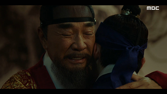 "산아, 이제 두 번 다시 이러지 마라"…고심 끝에 이산(이준호)을 용서하는 영조(이덕화) 클립 이미지