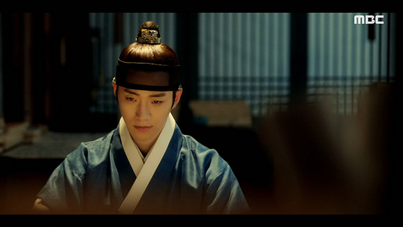 동궁의 서고로 돌아와 덕임(이세영)을 떠올리는 이산(이준호) 클립 이미지