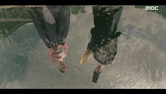 덕임(이세영)은 연못에 비친 이산(이준호)의 모습을 통해 정체를 알게 되는데... 클립 이미지