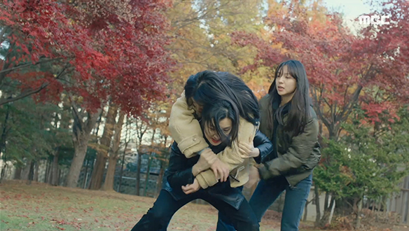 "금덕 언니 빨리."…위기에 처한 선화(엄현경)를 구해낸 건 감방 동기들! 클립 이미지