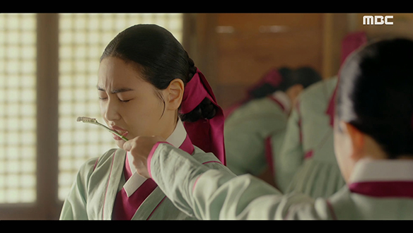 "나 벌레가 너무 싫어"…친잠례 준비로 분주한 궁녀들 클립 이미지