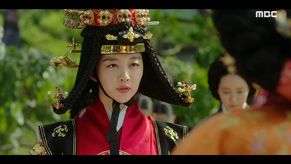 "옹주는 무릎을 꿇으세요"…덕임(이세영)이 전한 방도대로 화완옹주(서효림)를 벌하는 중전 김씨(장희진) 클립 이미지