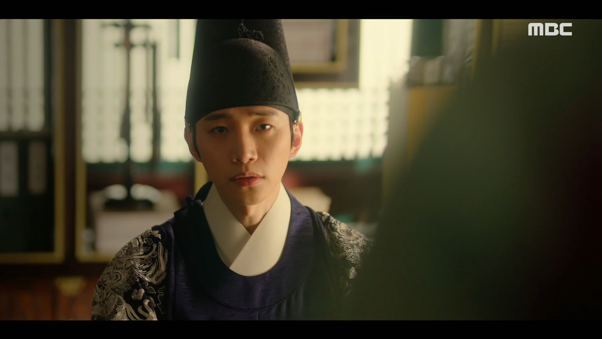 "아니, 이대로 그냥 가는 것이냐"…금족령이 풀렸으나 덕임(이세영)과 함께하지 못하는 이산(이준호) 클립 이미지