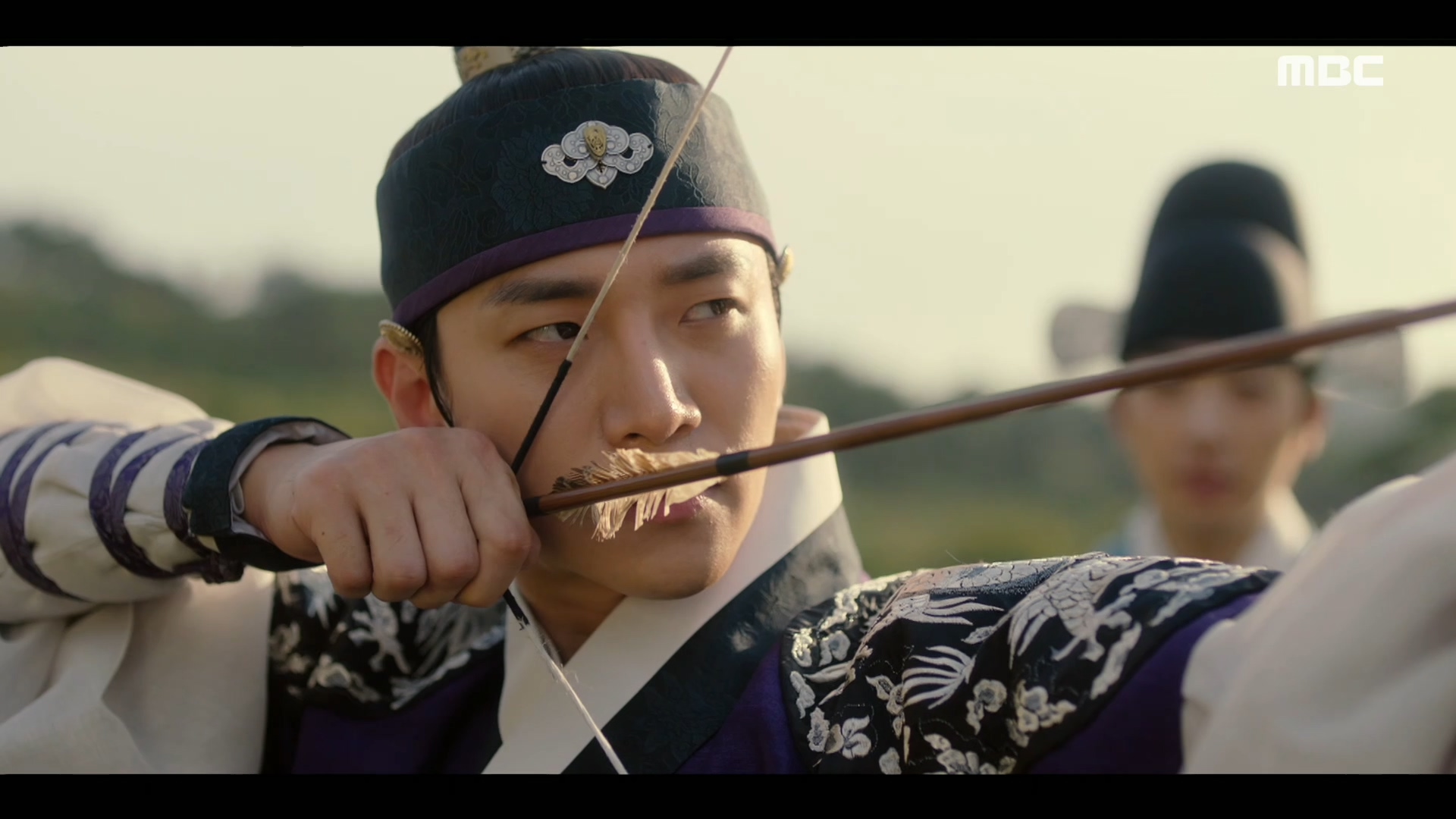 "저 화살은 빗나갈 줄 알았습니다"…덕임(이세영)을 언급하며 이산(이준호)의 속내를 떠보는 덕로(강훈) 클립 이미지