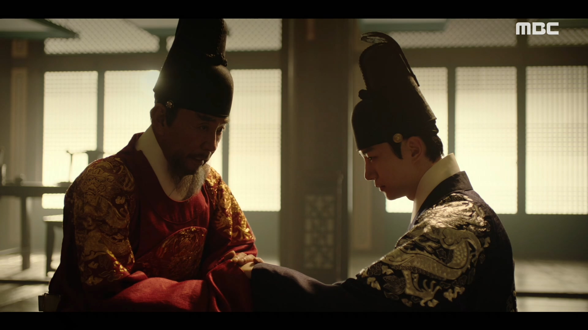 "조선의 임금으로 오직 조선을 위해"…자신의 후계인 이산(이준호)의 미래를 암시하는 영조(이덕화) 클립 이미지